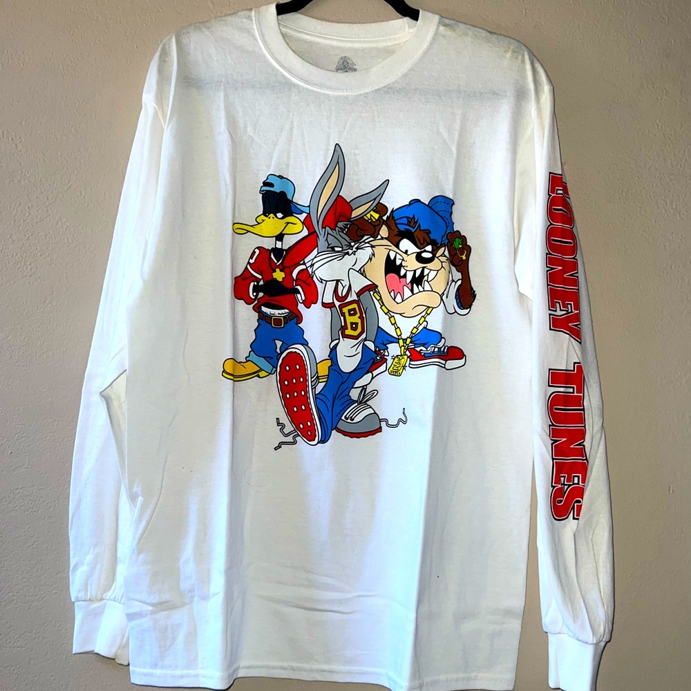 Size Medium, Looney Tunes long sleeve shirt